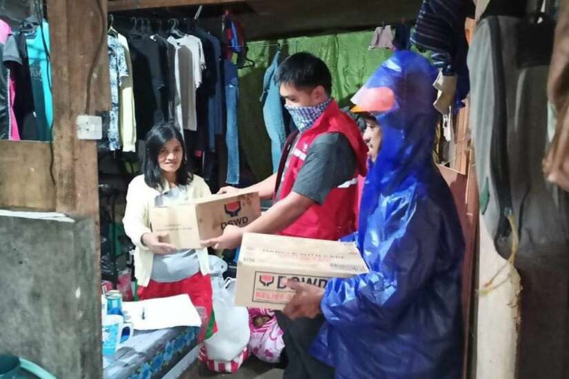 DSWD aid to families in Tawang La Trinidad Benguet