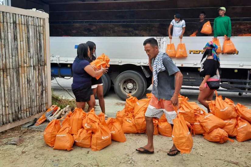 Ayala Foundation team and volunteers deliver food