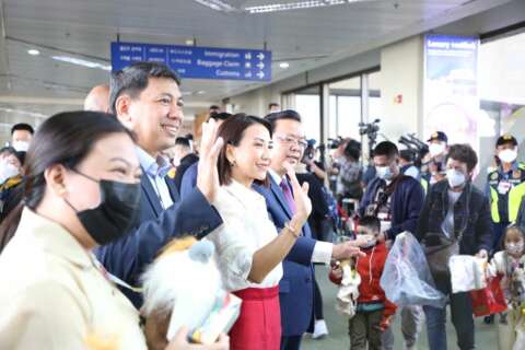 PH officials receive arriving Chinese tourists