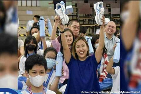Mayora Abby distributes new rubber shoes, tumblers to students