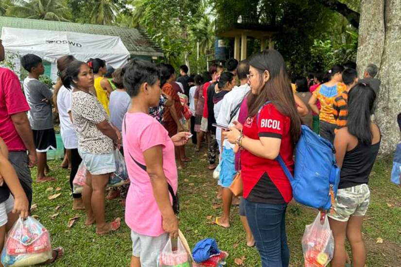 Mayon evacuees cash aid