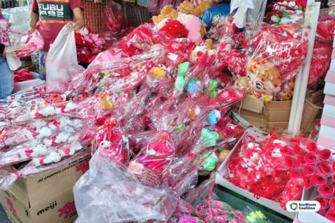 Flowers with single use plastics